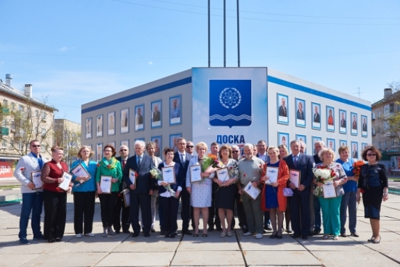 Первого мая лучшим работникам Обнинска вручили дипломы на торжественном обновлении городской Доски почета