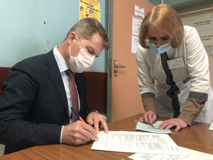 Прививку от коронавируса в Поликлинике №1 поставил директор Клинической больницы №8 Олег Ярошенко