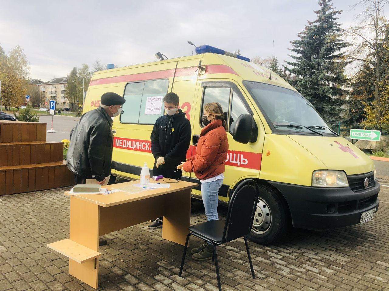 в Обнинске работают два мобильных пункта вакцинации от сезонного гриппа, организованных Клинической больницей №8