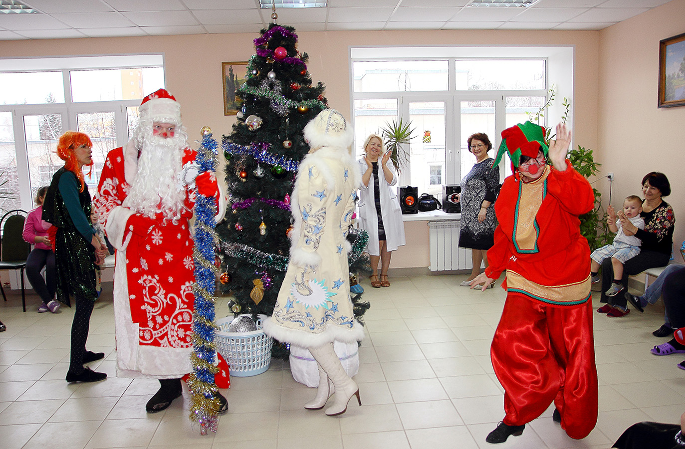 Дед Мороз и Снегурочка поздравили детей  в больнице