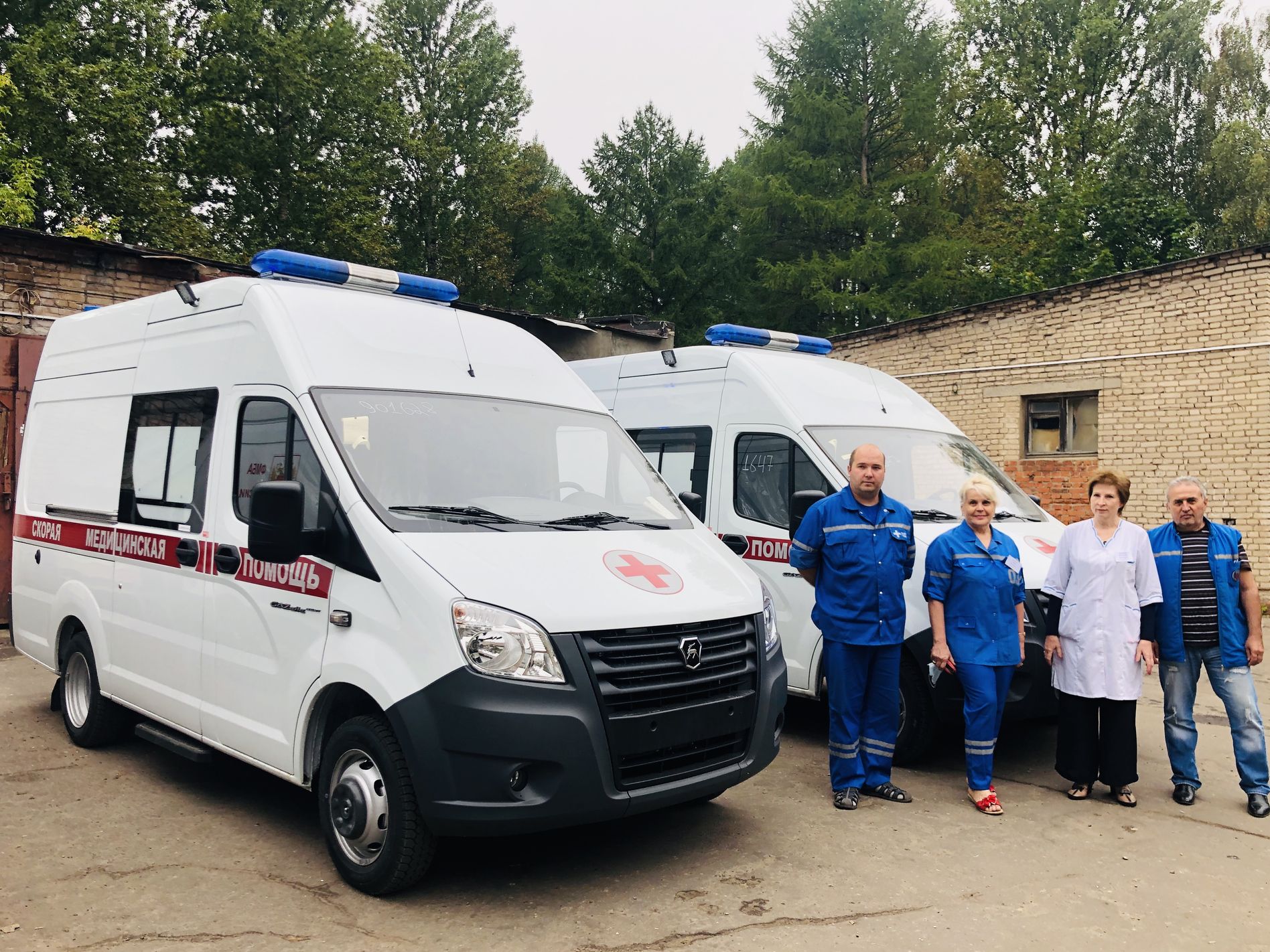 Автопарк Клинической больницы №8 пополняется двумя машинами скорой помощи и автобусом для перевозки пациентов на процедуру гемодиализа