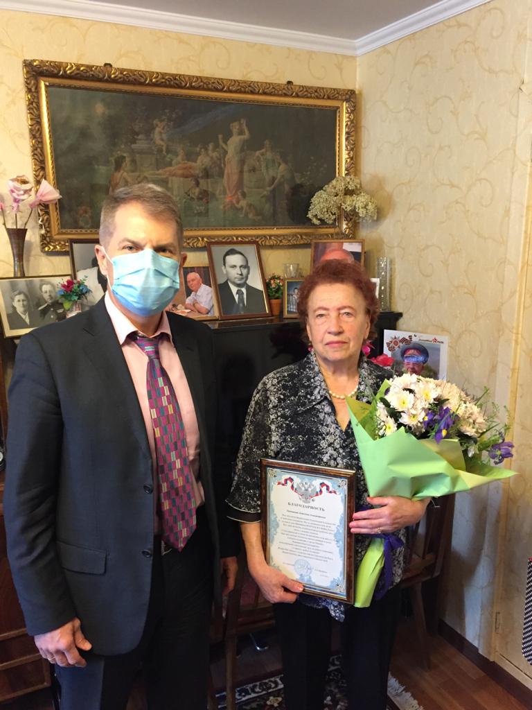 Руководитель Клинической больницы №8 Олег Ярошенко поздравил с 70-летним юбилеем больницы ветеранов обнинской медицины