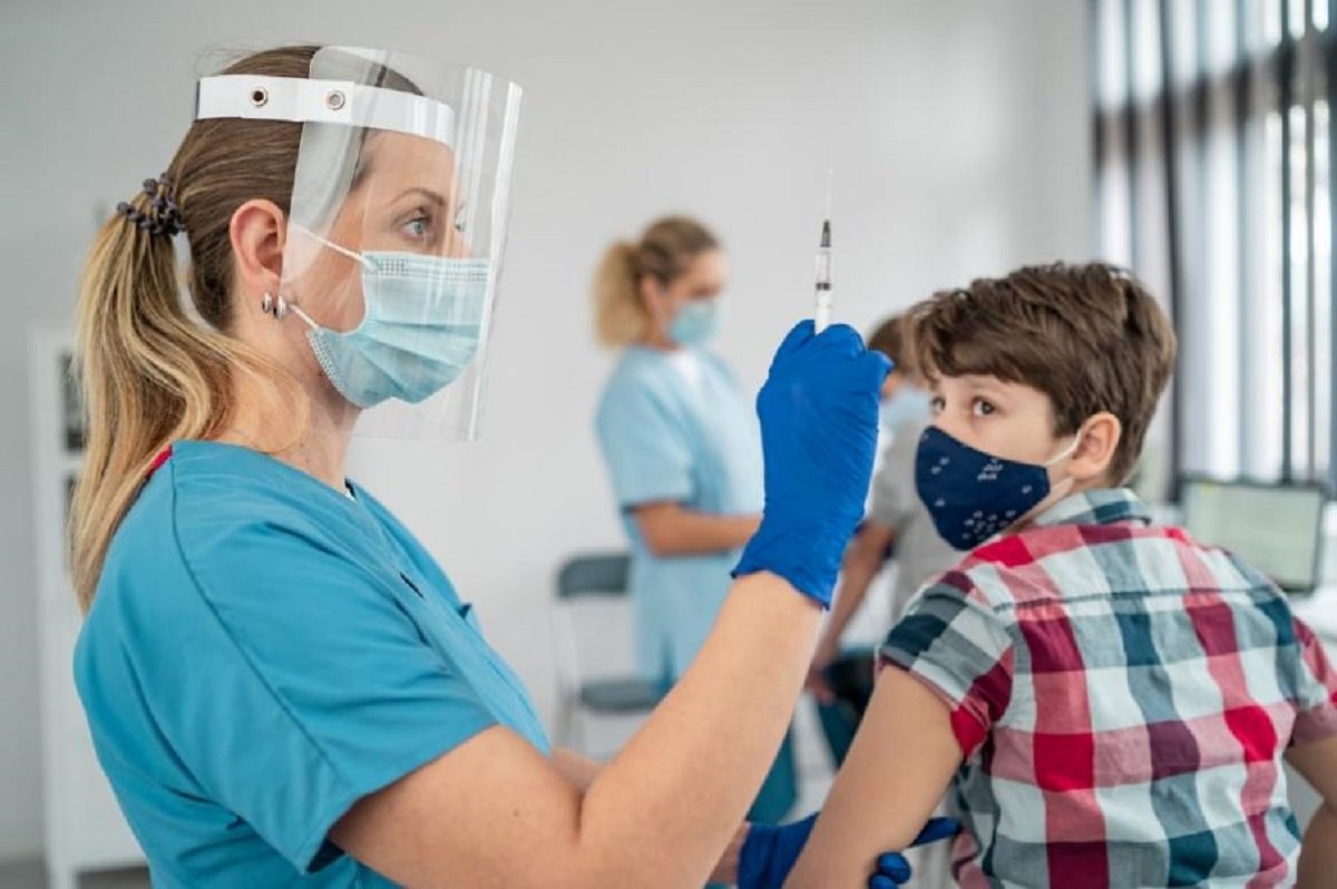В Клиническую больницу №8 от ФМБА России поступила двухкомпонентная вакцина для подростков