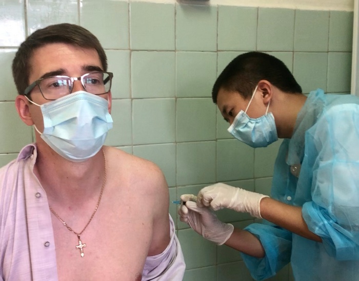 Главный врач Клинической больницы №8 ФМБА России Михаил Сергеев сделал прививку от коронавируса