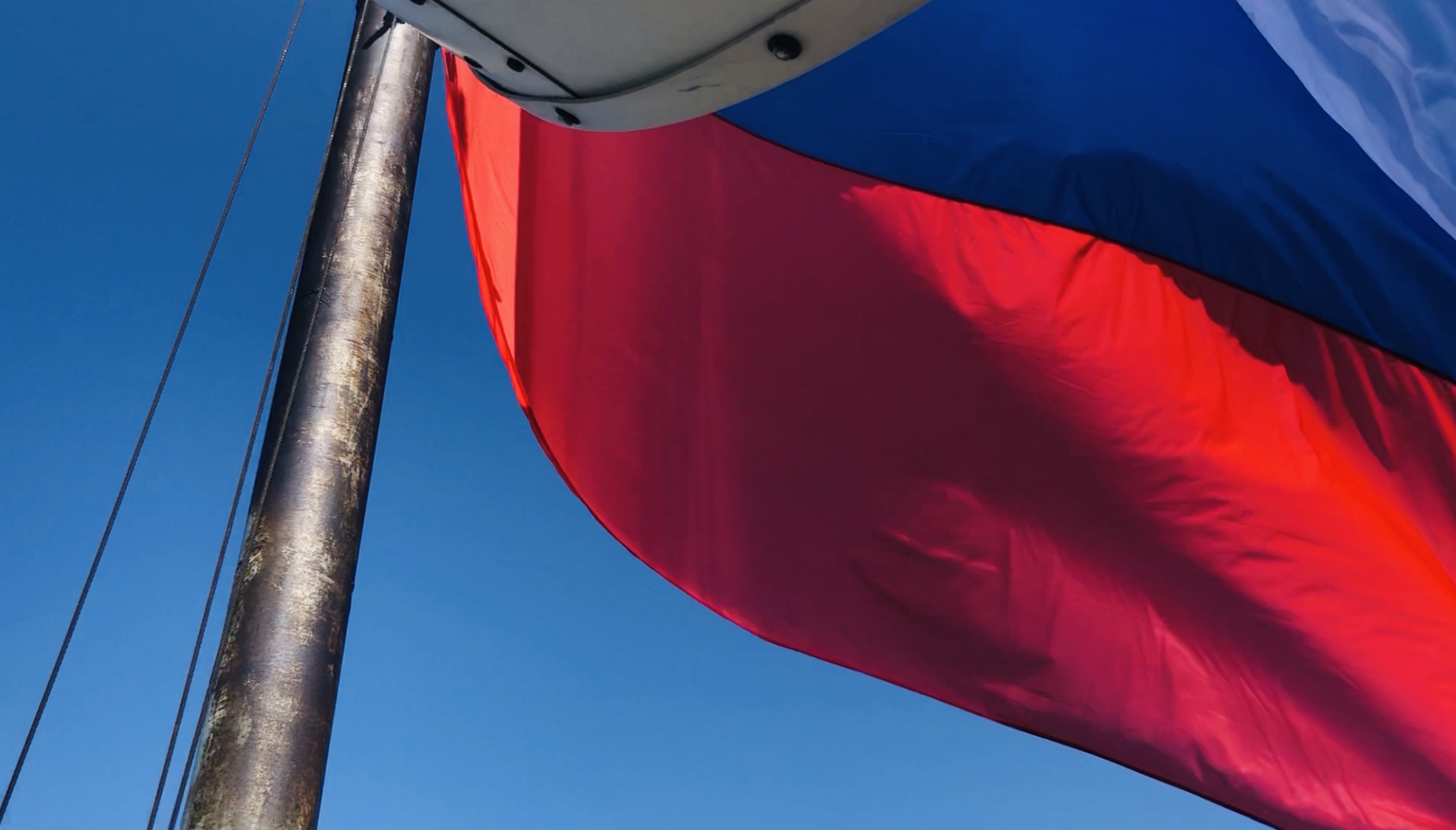 Врачи подняли флаг России на метеомачте
