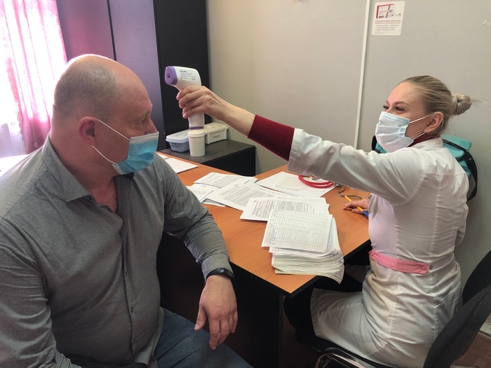 Замглавы администрации по коммунальным вопросам Игорь Раудуве сделал прививку от сезонного гриппа в Поликлинике №1 Клинической больницы №8 ФМБА России