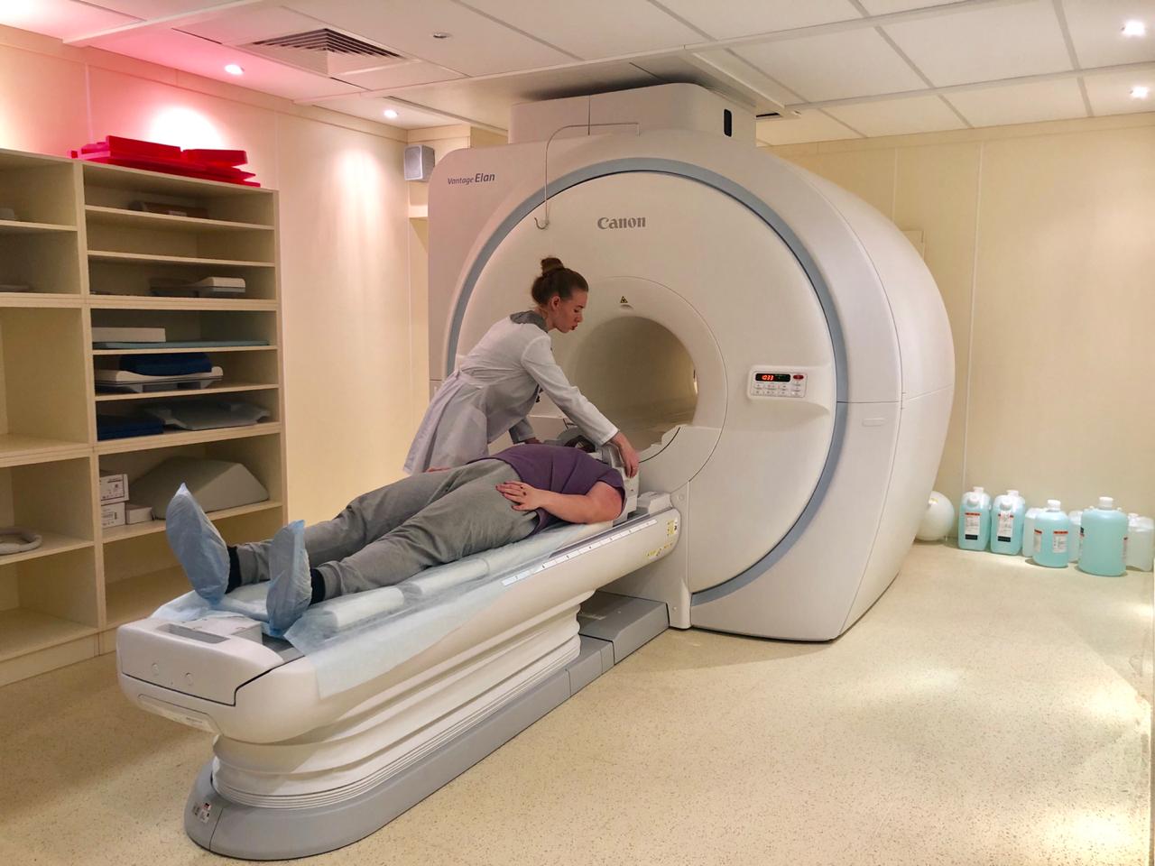 В Клинической больнице №8 запустили в работу новые аппараты КТ и МРТ: на новом оборудование врачи-рентгенологи уже осматривают пациентов